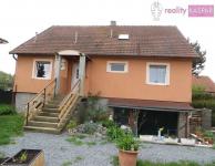 Praha 10 - Křeslice - prodej vícegeneračního RD se třemi byty a pozemkem 839 m2