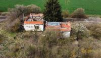Parcela s rozestavěným domem o výměře 3241m2 v obci Tachlovice (Praha západ), ulice Karlštejnská
