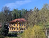 Historická budova bývalé školy v Krušných horách v obci Suchá u Nejdku, Karlovarský kraj