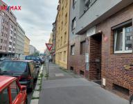 Prodej bytu v osobním vlastnictví 47 m2 se sklepem 2 m2 a zahradou ve vnitrobloku, Praha 4 - Nusle