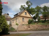 Bývalá celnice naproti Santiniho kostelu