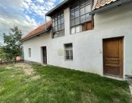 Atypický menší rodinný dům 4+kk, 137 m2 + zahrádka