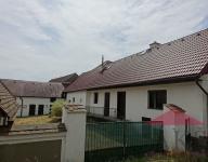 Drslavice u Klatov rodinný dům (4+1 cca 85 m2) s uzavřeným dvorem s vejminkem, stodolou a zahradou