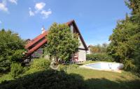 Prakticky řešený dům 6+1 163m2, Garáž, Terasa, Lodžie, Bazén, Pozemek 832m2 v obci Líbeznice