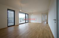 Nový byt 3+kk o ploše 75,7m2 + 2x balkon (20+13,6m2) v nadčasové novostavbě u Vl
