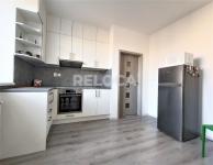 Byt po rekonstrukci 1+1, 33m2, garážové stání, sklep, Milovice, ul. Višňová