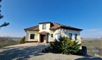 Prodej vily 5+2 s bazénem, zastřešením a dvojgaráží, pergolou, ZP 133m2, CP 628m2,