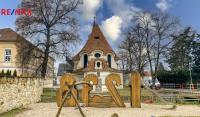 Prodej pozemku pro bydlení 971 m2 v obci Sluhy, 20 minut od Prahy