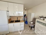 Exklusivně slunný, zrekonstruovaný OV 1+kk, 24m2, P10, Malešice, ulice Káranská